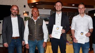 Bürgermeister Stefan Grimm (l.) freut sich über die Entwicklung des TC Hardheim. Vorsitzender Julian Großkinsky (Zweiter v.r.) und dessen Stellvertreter Timo Schreiner (r.) ehrten unter anderem die Mitglieder Daniel Hauk (Mitte) und Stefan Müller.