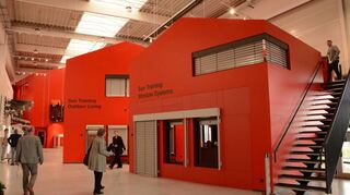 Die roten Häuser beherbergen die vier Trainingswelten der Warema-„Sun-Academy“ auf dem Bettinger Almosenberg. Der Hersteller für Sonnenschutz wird in seinem neuen Trainingszentrum Fachkunden im Umgang mit seinen Produkten schulen.