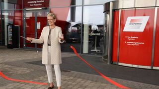 Vorstandsvorsitzende Angelique Renkhoff-Mücke durchschneidet das rote Band zur „Sun Academy“.