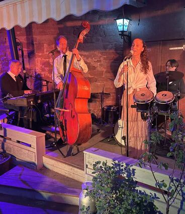 In der Gaststätte „Altes Milchhäusle“ hat am Freitagabend die Gruppe „4 to the bar“ (links) musiziert. In der „Schüttelbar“ sorgte „Neo more +“ für Stimmung. Die Besucher zahlten einmal Eintritt und konnten anschließend Musikgruppen in insgesamt sieben Buchener Gaststätten genießen.
