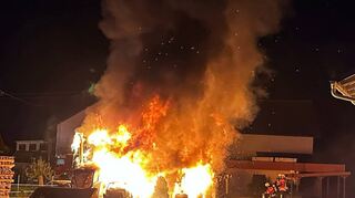 Ein Raub der Flammen wurden in Uissigheim zwei Traktoren. Bei dem Brand in der Nacht zum Dienstag wurden außerdem eine Lagerhalle und die darauf befindlichen Photovoltaikanlagen in Mitleidenschaft gezogen. Insgesamt entstand ein Sachschaden von rund 240 000 Euro.