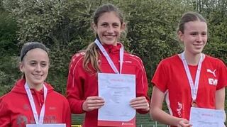 Marie Brand (Bildmitte) von der LG Hohenlohe sicherte sich den ersten Titel in der Freiluftsaison über 5000 Meter in 19:12,73 Minuten.