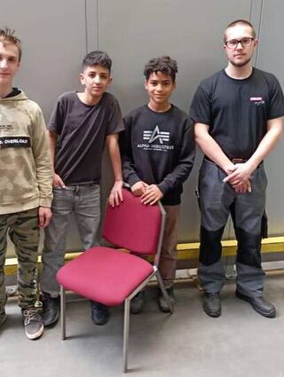 Kippeln unmöglich! Das Jungerfinder-Trio der Eduard-Mörike-Schule mit Palux-Azubi Edwin Friedrich.
