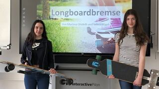 Martina Ghidelli und Selina Hügel – hier bei der Präsentation vor der Jury – realisierten ihre Longboard-Bremsem-Erfindung mit Unterstützung der Roto Frank Dachsystem-Technologie.