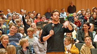 Konzertsaal zweimal voll: „Checker Tobi“ will alles ganz genau wissen und macht Lust aufs Musikhören.