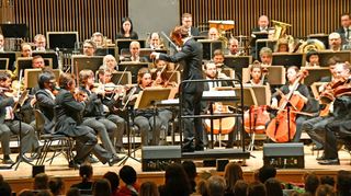 Zuletzt mit der gewaltigen Vierten von Anton Bruckner zu Gast in Weikersheim: Jetzt „begleitete“ die Württembergische Philharmonie Reutlingen den bekannten „Checker“ bei einem Schüler- und Familienkonzert.