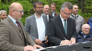 25 Jahre nach Abschluss der Odenwald-Erklärung unterzeichneten die Landräte (von links) Frank Matiaske (Odenwaldkreis), Jens Marco Scherf (Miltenberg) und Dr. Achim Brötel (Neckar-Odenwald-Kreis) eine aktualisierte Variante über diese grenz- und landkreisüberschreitende Zusammenarbeit.