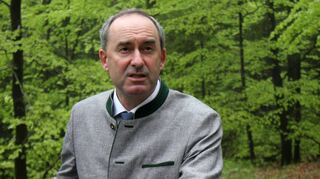 Hubert Aiwanger (Freie Wähler, linkes Bild), stellvertretender Ministerpräsident von Bayern, war der ranghöchste Gast bei der Jubiläumsveranstaltung zur Unterzeichnung der Odenwald-Erklärung. Die Landräte Frank Matiaske (Odenwaldkreis, links), Jens Marco Scherf (Miltenberg, Mitte) und Dr. Achim Brötel (Neckar-Odenwald-Kreis, Zweiter von rechts) bekräftigten gemeinsam mit den Staatssekretären Uwe Becker (Hessen, Zweiter von links) und Dr. Patrick Rapp (Baden-Württemberg) die Aktualisierung der Erklärung am „Dreiländerstein“ bei Oberzent-Hesselbach.