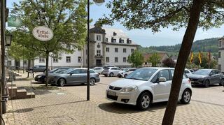 Wo derzeit auf dem Schlossplatz noch Autos parken, könnten bald wieder Tische und Stühle stehen. In Zusammenarbeit mit Vereinen will die Gemeinde Hardheim im anstehenden Sommer den Biergarten an der „Erftalstube“ wiederbeleben.