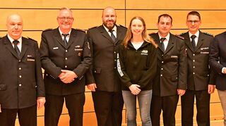 Die neue Führung der Feuerwehr Großrinderfeld mit (von links) bisheriger Hauptkommandant Gerald Ebert, stellvertretender Kommandant Anton Kraus, Hauptkommandant Markus Herold, Jugendwartin Antonia Kraus, stellvertretender Kommandant Mario Körner, stellvertretender Kreisbrandmeister Heiko Wolpert, Bürgermeister Johannes Leibold.