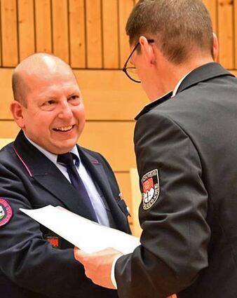 Alfred Stößer (links) wurde von Heiko Wolpert für 40 Jahre aktiven Dienst bei der Feuerwehr geehrt.