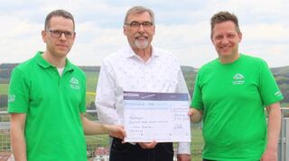 Groß war die Freude über die 6000 Euro durch Wolfgang Lachermund-Schneider (Mitte) bei den Vorsitzenden Christoph Losert (links) und Matthias Fischer.