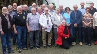 Die erfolgreichen Starter bei den Kreismeisterschaften des Sportschützenkreises Buchen mit Kreisoberschützenmeister Werner Mächtel (links) und dem 1. Kreisschützenmeister Wilfried Nickel (rechts).