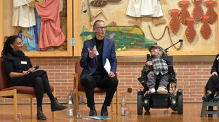 Launig, aber auch kontrovers diskutierten auf dem Podium Dr. Sophia Falkenstörfer, Martin Herrlich, Raúl Krauthausen, Simone Fischer und Jörg Huber (von links.