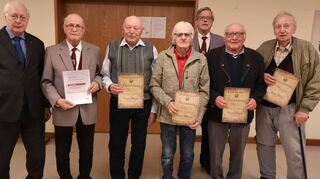 Zahlreiche Ehrungen gab es bei der Hauptversammlung des Männergesangvereins Eintracht Oberlauda. Unser Bild (zeigt von links) Wolfgang Runge (Präsident Sängerbund Badisch-Franken), Wolfgang Haas (60 Jahre), Ernst Ebert, Bruno Balbach (je 70 Jahre), Reinhard Haas (Vorsitzender), Werner Ebert (65 Jahre) und Kurt Ebert (70 Jahre).