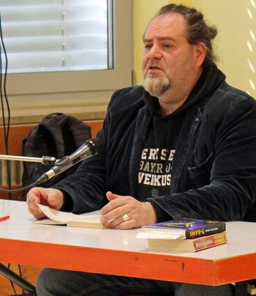 Beim zweiten Autorensommer der Martin-von-Adelsheim-Schule war der Autor Christian Linker zu Gast.