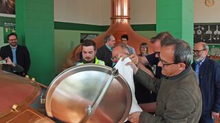Besonderer Moment in der Distelhäuser Brauerei: Buchens Bürgermeister Roland Burger gibt, unterstützt von Braumeister Moritz Bauer und weiteren Helfern, das geschrotete Malz in den Sudkessel. Damit wurde am Dienstag das Maischen in Gang gesetzt, ein wichtiger Schritt bei der Entstehung des Buchener Jubiläumsbiers. In etwa sechs Wochen wird das eigens zum Stadtjubiläum gebraute Getränk fertig sein. Rechtzeitig zum Altstadtfest Ende Juni ist es dann in Flaschen und Fässer gefüllt.