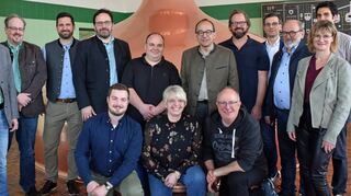 Freuen sich auf das besondere Jubiläumsbier: Die Macher der Distelhäuser Brauerei um Inhaber und Braumeister Moritz Bauer (vorne links), die Verantwortlichen der Stadt Buchen um Bürgermeister Roland Burger (stehend, Mitte) und die Vertreter der Buchener Gastronomiebetriebe, bei denen das einzigartige Bier ausgeschenkt wird.