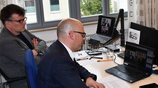 Webinar im Rahmen der FN-Tatort-Serie: Jürgen Harth (Leiter Digitales bei den FN) sowie Chefredakteur Fabian Greulich (rechts) verfolgen gespannt die Ausführungen von Rechtsmediziner Professor Dr. Michael Bohnert – und mit ihnen zahlreiche interessierte FN-Leser.