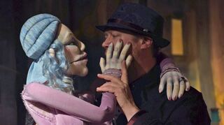 Mensch und direkt geführte große Spielfigur: Für Zuschauer ist es immer wieder ein echtes Wunder, wie lebendig eine Puppe plötzlich werden kann.