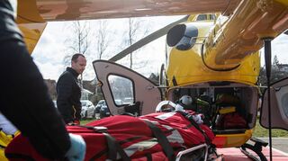 Am Krankenhaus-Landeplatz bringt die Besatzung des Rettungshubschraubers einen Patienten in die Notaufnahme. Die Luftretter werden oft alarmiert, wenn es der schnellste Weg für einen Notarzt ist, einen Unfall- oder Einsatzort zu erreichen.