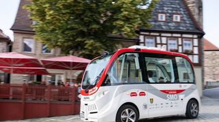 Ein autonomer Bus fährt durch die Innenstadt von Kronach. Denkbar wäre eine solche Lösung auch für Wertheim – allerdings nicht kurzfristig.