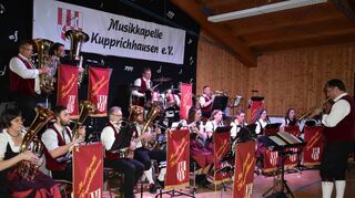 Mit ihrem Jahreskonzert unter dem Motto „Bunte Vielfalt der Blasmusik“ begeisterten die Musikerinnen und Musiker des Musikvereins Kupprichhausen unter Leitung von Dirigent Frank Wagenblast (rechts) im Dorfgemeinschaftshaus.