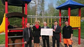Spende übergeben: Die Sparkasse Bauland-Stiftung gibt Geld für den Spielplatz an der Waldstraße.