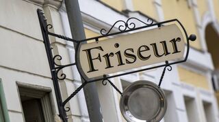 Viele Friseurbetriebe fühlen sich in ihrer Existenz bedroht. Die Rückforderung der Corona-Soforthilfen und gestiegene Kosten machen der Branche zu schaffen.