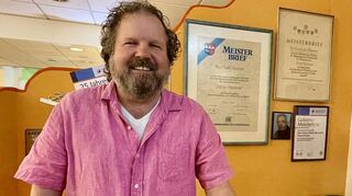 Eigentlich ist ihm nicht zum Lachen zumute: Friseurmeister Volker Baumann in seinem Salon in Tauberbischofsheim.