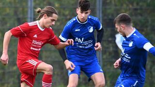 Will der VfB Sennfeld (rote Trikots) oben dranbleiben, muss er das Heimspiel gegen den FC Zimmern, der auf Rang 11 liegt, unbedingt gewinnen.