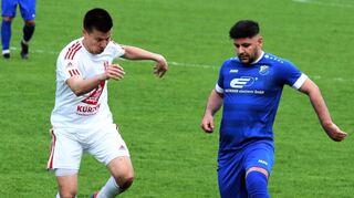 Wer wird Meister? Der TSV Tauberbischofsheim (hier im weißen Trikot der spielende Trainer Tim Schlachter) und der VfB Reicholzheim (in Blau) haben nach wie vor die besten Chancen.
