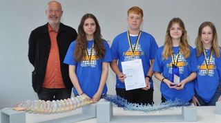Kunstlehrer Michael Partzsch, Lara Baumann, Florentin Partzsch, Sophia Lenhardt, Laura Merk und Schulleiter Sebastian Link mit dem prämierten Modell.