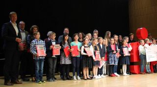 Preisverleihung auf der Konzertsaal-Bühne der Tauberphilharmonie: Über 30 junge Musizierende und sieben Musikschulen, die die jungen Talente fördern, freuen sich über die Ausschüttung von insgesamt 8025 Euro, die die Sparkassenstiftung Tauberfranken den Teilnehmenden als Preis- und Fördergelder überreichte.