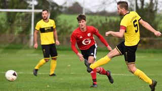 Für den SV Großeicholzheim (gelbe Trikots) ist ein Sieg bei Tabellenschlusslicht FC Schweinberg (in Rot), der in der kommenden Saison keine eigene Mannschaft mehr meldet, absolute Pflicht.