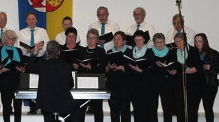 Der Chor Klangfarben beim Liederabend in der Böttigheimer Frankenhalle.