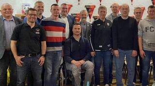 Im Bild die FC-Familie im 103. Vereinsjahr: Geehrte nebst Ehrengästen von Sportkreis und Sportkreisjugend mit Volker Silberzahn, Michael Frank und Reinhold Balbach sowie Bürgermeister Uwe Hehn.