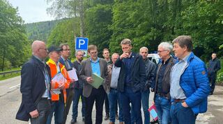 Ministerialdirektor Berthold Frieß (links) besichtigte bei seinem Vororttermin das problematische Teilstück der L 2310 zwischen Grünenwört und Mondfeld.