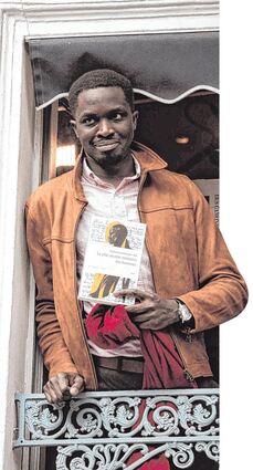 Der senegalesische Schriftsteller Mohamed Mbougar Sarr auf einem Balkon in Paris, nachdem er 2021 mit dem Prix Goncourt ausgezeichnet wurde.
