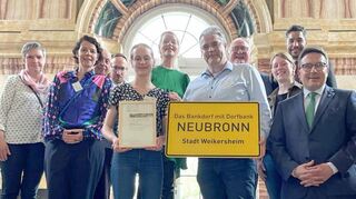 Preisverleihung mit (von links): Hanne Lang, Simone Dollmann, Wilhelm Dollmann, Florian Hochmuth, Johanna Hauf, Ministerin Thekla Walker, Oswald Gehringer, Ulrich Lang, Jasmin Naser, Bürgermeister Schuppert, Landrat Schauder.