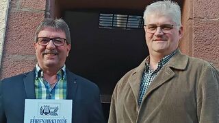 Bernhard Schäfer hält dem MGV Schloßau seit 50 Jahren die Treue und wurde dafür von Roland Baier ausgezeichnet.