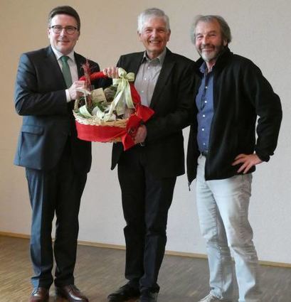 Landrat Christoph Schauder (links) und Geschäftsführer Lorenz Flad (rechts) verabschiedeten Meinhard Stärkel nach langjähriger Arbeit.