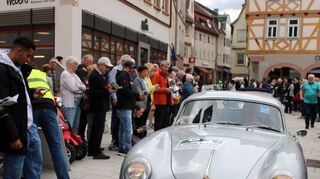 Ein Porsche 356 A Coupé von 1959 (links). Schauspieler Hinnerk Schönemann (rechts) erfüllte zahlreiche Autogrammwünsche.