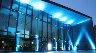 Das blaue Licht, das aus der Tauberphilharmonie heraus leuchtet, soll ein Schlaglicht auf die Forschungs- und Versorgungsmängel bei Myalgischer Enzephalomyelitis aufmerksam machen und den an ME- und Long Covid erkrankten Menschen in der Region eine Stimme geben.