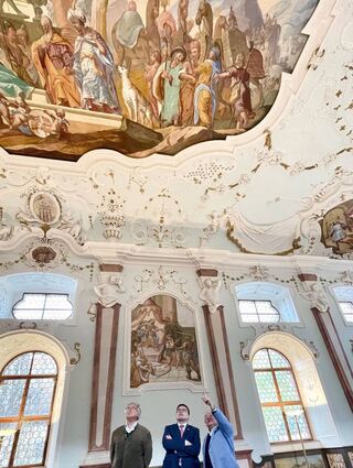 Im prunkvollen Josephsaal von Kloster Bronnbach gibt es für Landräte und von Landräten immer wieder Neues zu lernen.
