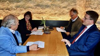 Die Altlandräte Georg Denzer (links) und Reinhard Frank (Zweiter von rechts) sowie der amtierende Landrat Christoph Schauder im Gespräch mit FN-Redakteurin Heike von Brandenstein.