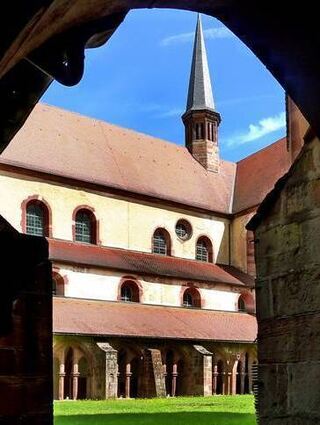 Kreuzgang mit Kirche: Ein Ort der Stille und der Besinnung.