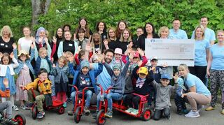 Über ihren neuen Fuhrpark sind die kleinen Fahrer des Kindergartens St. Franziskus in Seckach sehr glücklich, wie sich beim Sommerfest zeigte. Außerdem kann sich das Kinderhospiz Neckar-Odenwald über eine Spende des Fördervereins in Höhe von 250 Euro freuen.