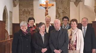 Gratulanten bei der Verabschiedung: Ruth Pflüger, Jutta Kraft, Lonie Bertsch, Pfarrer Thomas Hämmerle (hintere Reihe von links), Inge Friedrich, Margrit und Friedrich Glock, Ulrike Schendzielorz (vordere Reihe von links).