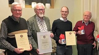 Ehrungen bei der Internationalen Partnerschaftsvereinigung: Das Bild zeigt die Geehrten (von links) Alfons Göpfert, Dr. Jörg Paczkowski, der die Urkunde stellvertretend für seine Frau Eva Walter-Paczkowski in Empfang nahm, Jochen Wältz, Manfred Rieger, Klaus Wind, Marlene Schuon, Horst Dresel, Tibor Prager und Lucy Weber.